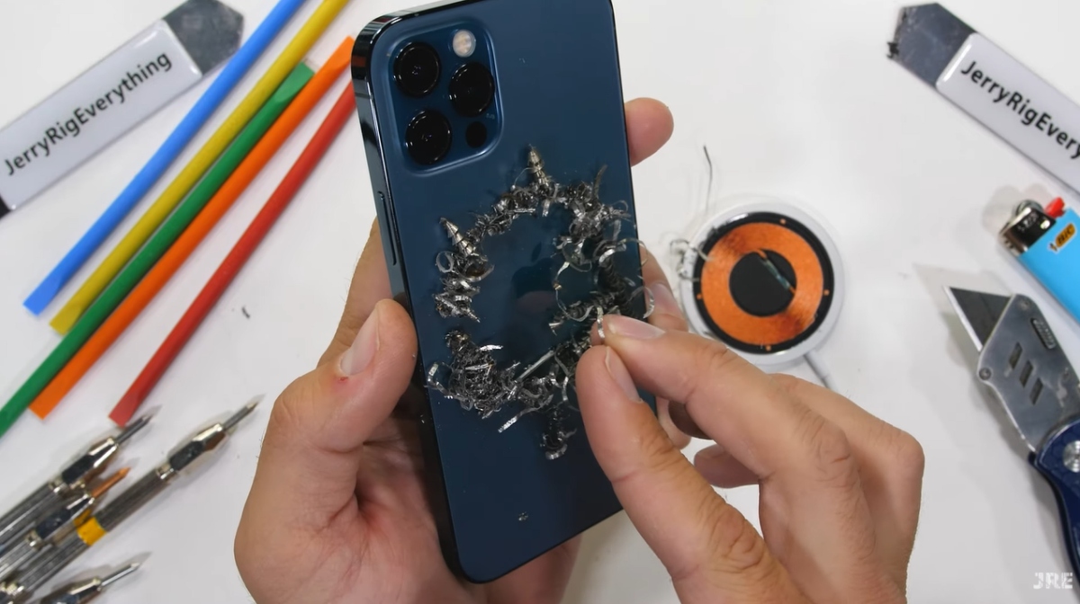 iPhone 12 Pro wzięty na tortury przez Zacka z kanału JerryRigEverything