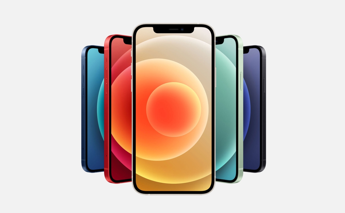 iPhone 12 rozebrany na części. W środku między innymi modem 5G Qualcommu i bateria 2815 mAh