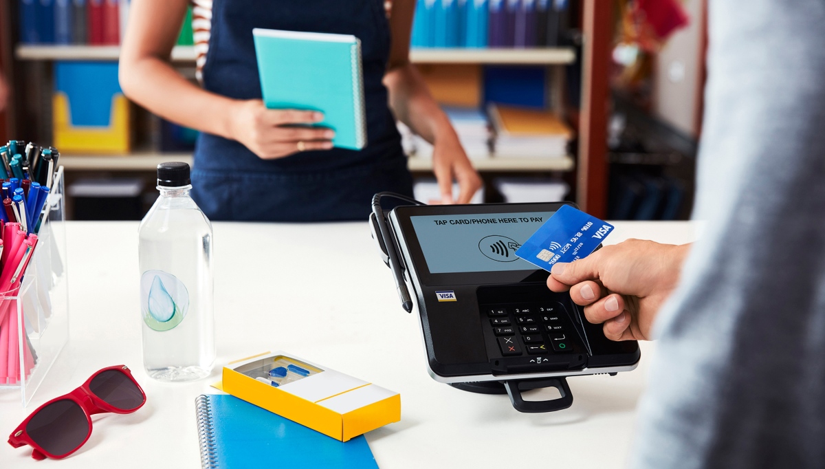 Pół miliarda dodatkowych bezdotykowych płatności kartami Visa po podniesieniu limitu transakcji bez PIN-u