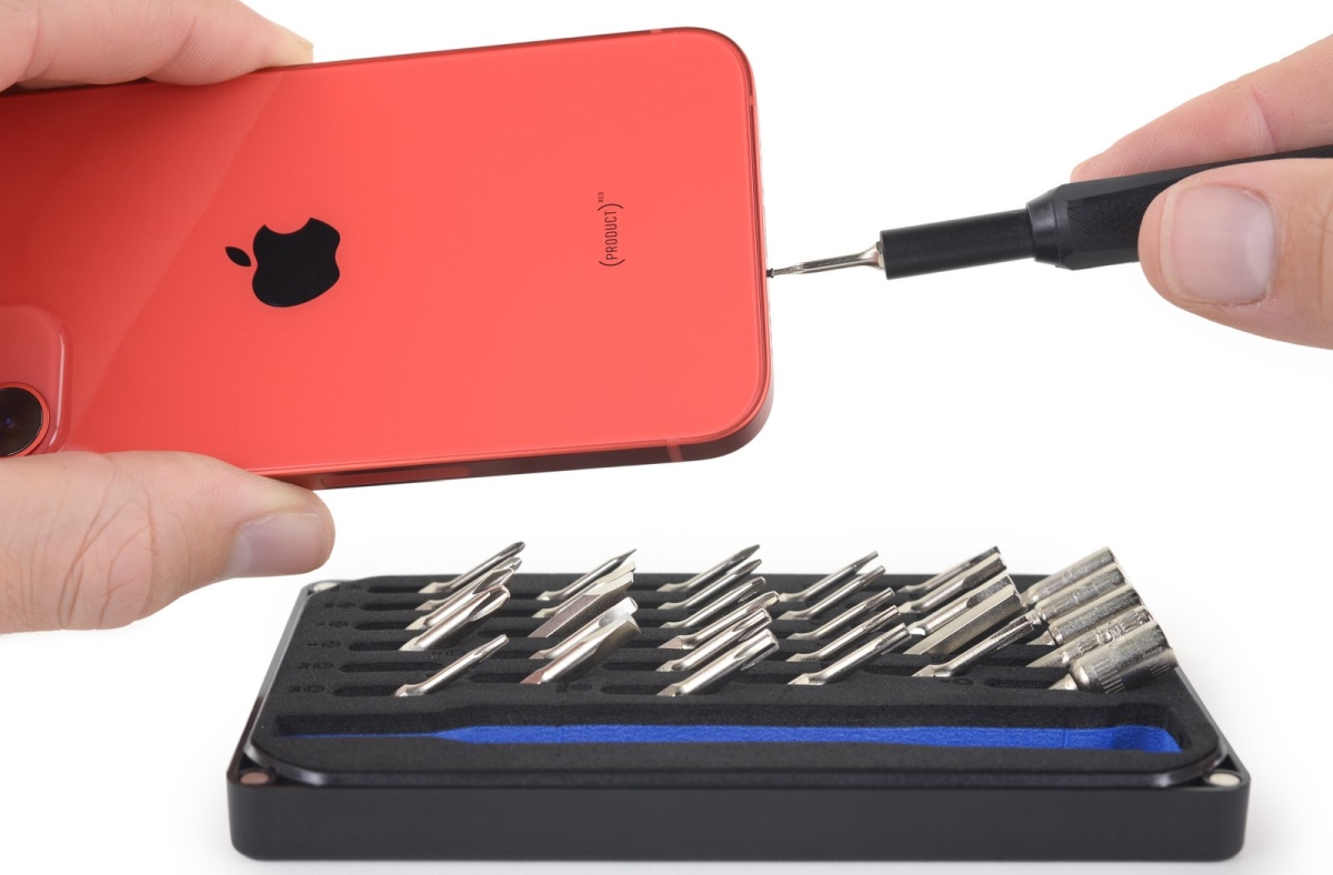 iPhone 12 mini w rękach iFixit. Maluch Apple'a pokazał swoje wnętrze