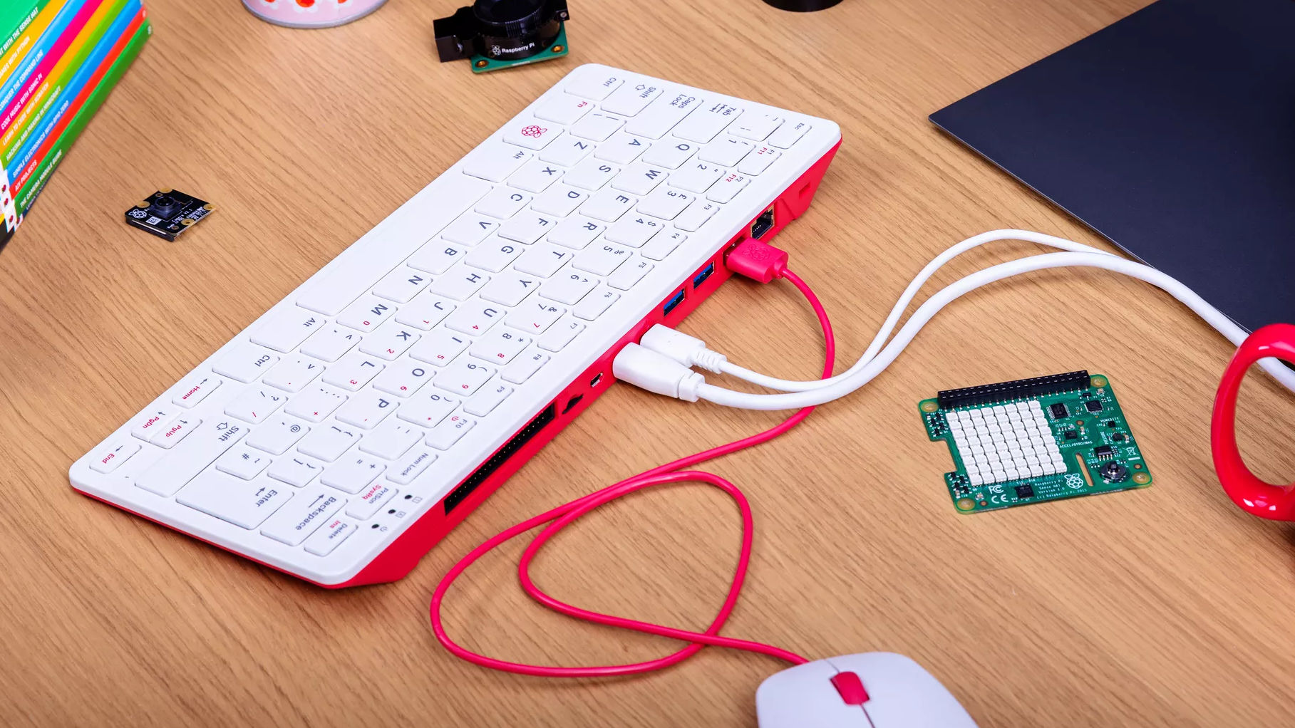 Raspberry Pi 400 już jest. To malutki komputer w uroczej klawiaturze