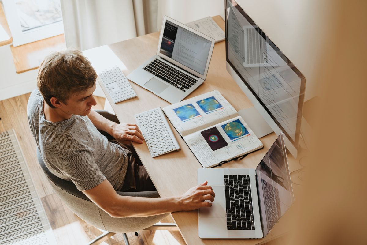 Przeglądarki internetowe: Chrome wciąż poniżej 70%, Firefox znowu traci