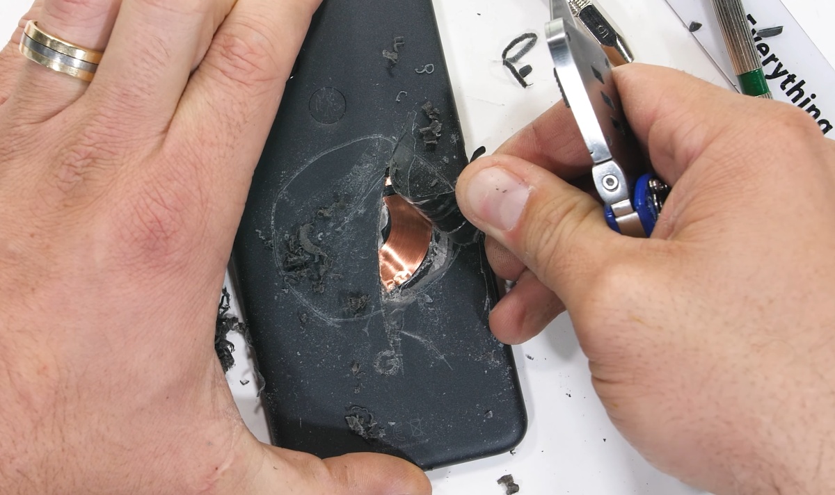 Google Pixel 5 jest metalowy czy plastikowy? Sprawdza JerryRigEverything
