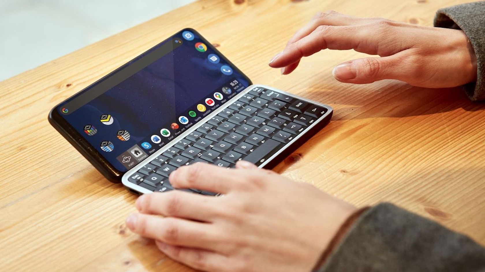Ma Androida 11, 5G i… fizyczną klawiaturę! To Astro Slide 5G