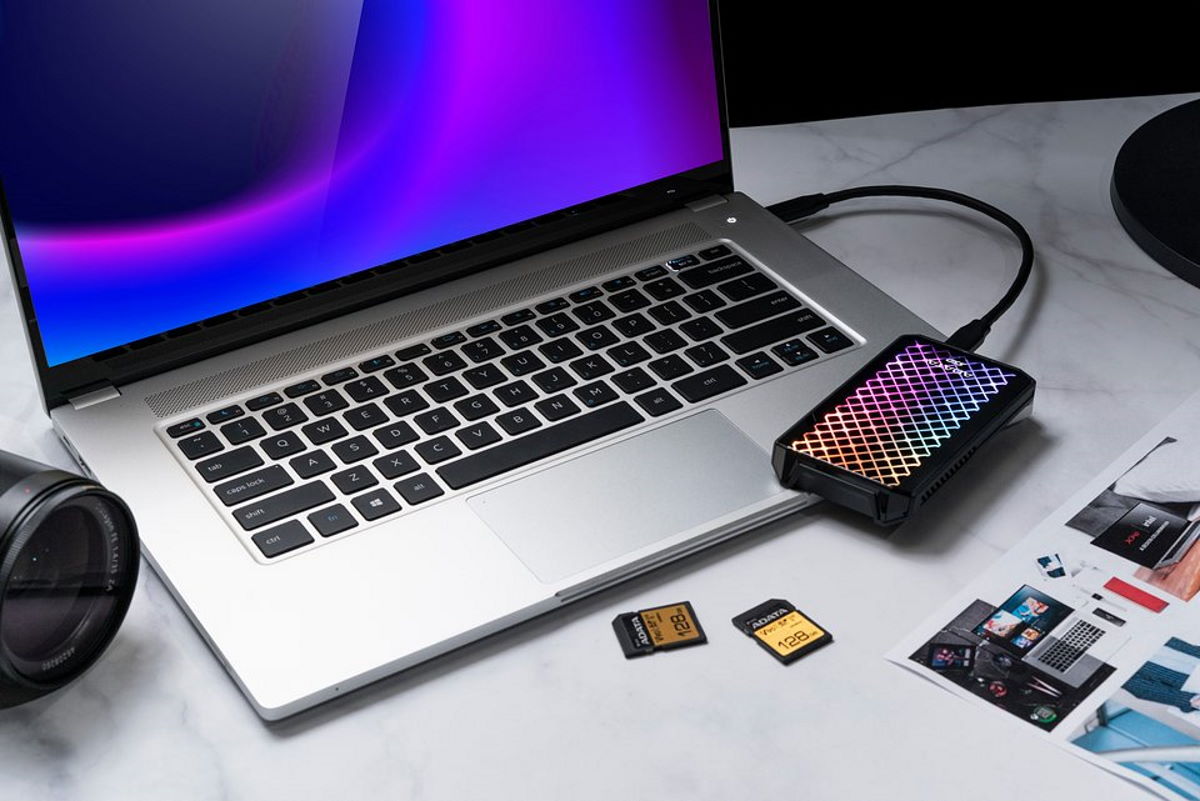 ADATA SE900G - szybki, zewnętrzny dysk SSD z podświetleniem RGB