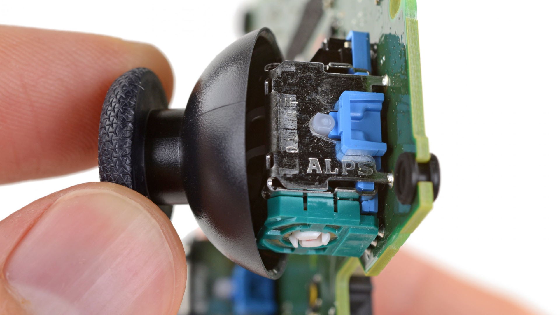 Zespół iFixit rozebrał DualSense i już wiemy, co powoduje problem driftowania analogów