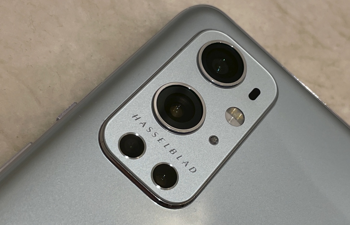 OnePlus 9 Pro na zdjęciach z marką Hasselblad na tylnym module fotograficznym