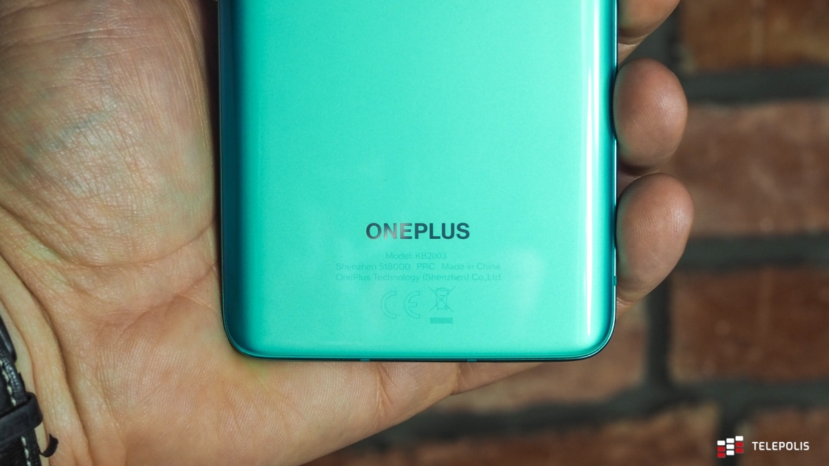OnePlus patentuje telefon z aparatem w wąskiej ramce nad ekranem