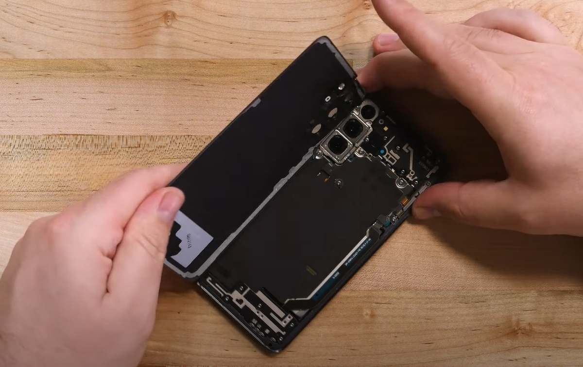 iFixit: Samsung Galaxy S21 jest łatwiejszy do naprawy niż jego poprzednik
