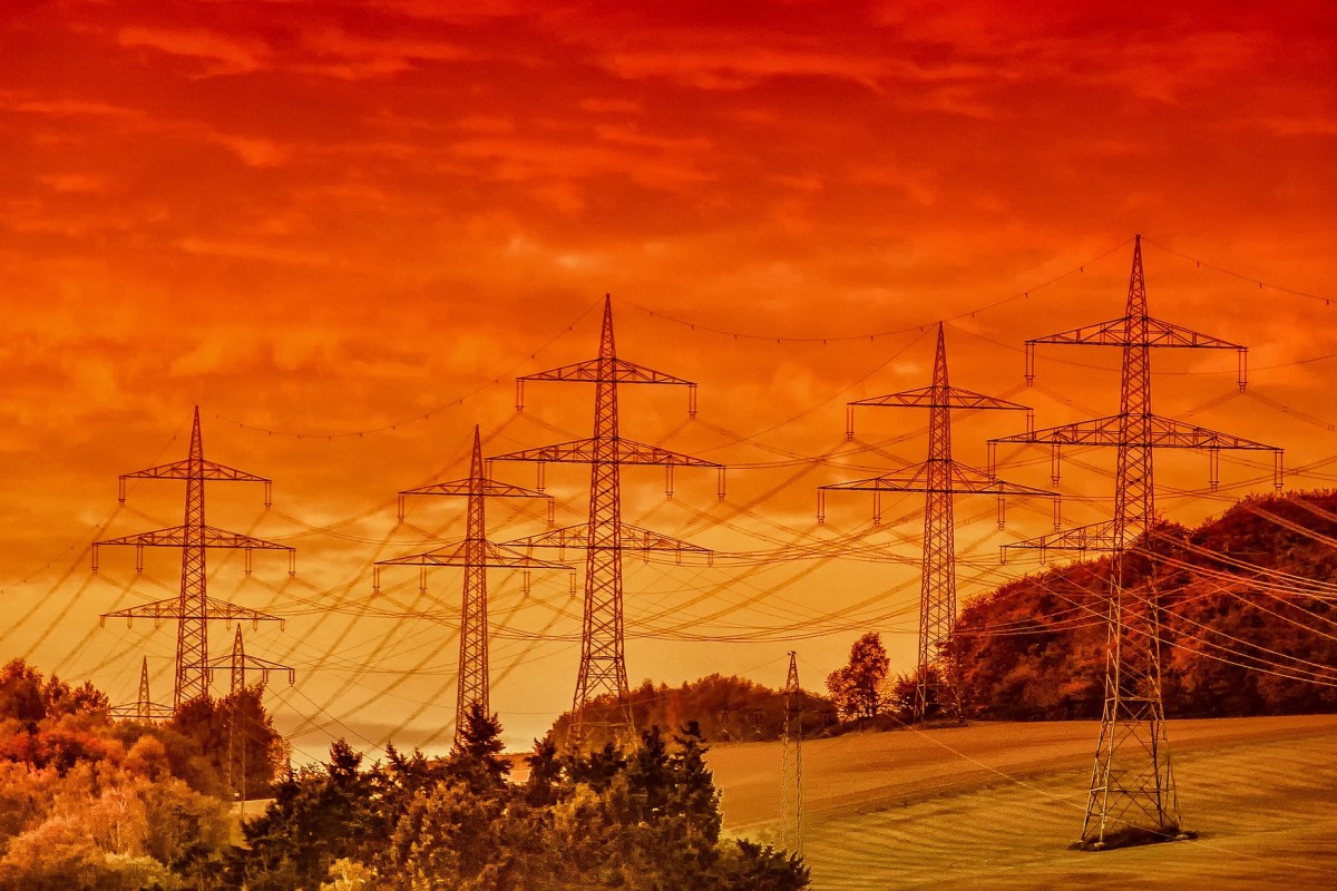 UKE ujednolica zasady dostępu do słupów energetycznych
