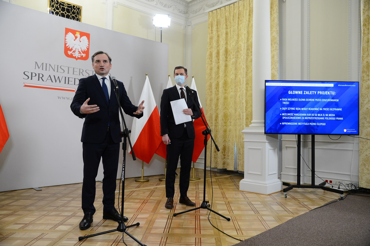 Rząd odbanuje trolli. To może być koniec Internetu, jaki znamy