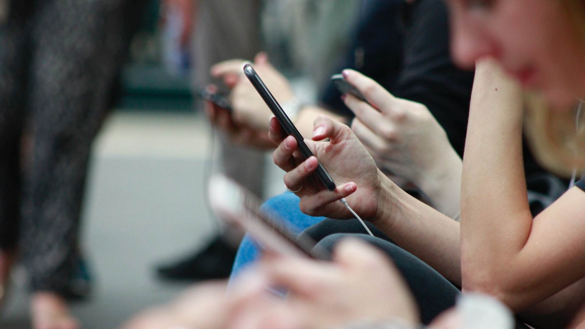 Allegro reklamuje podróbki telefonów... bo inni też tak robią