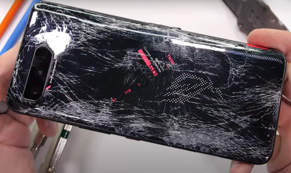 ROG Phone 5: nie naciskaj go zbyt mocno, bo się wygnie i rozsypie na kawałki