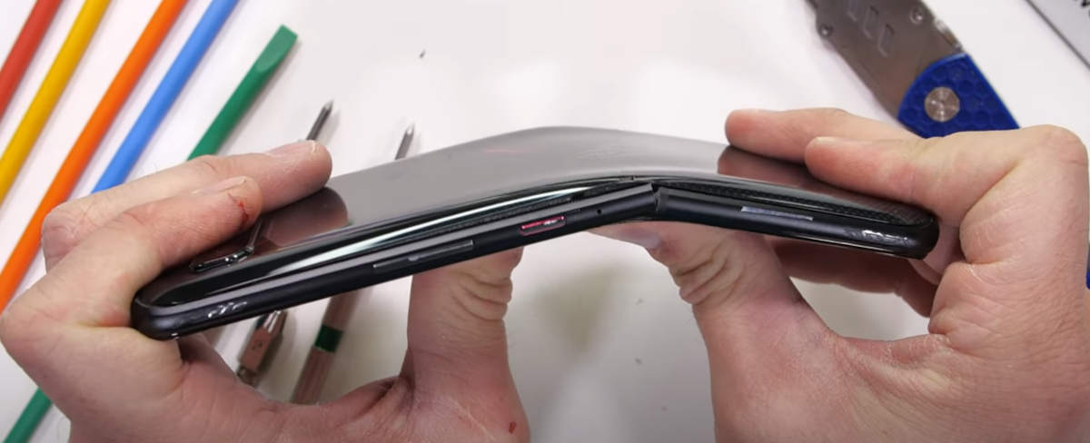 ROG Phone 5: nie naciskaj go zbyt mocno, bo się wygnie i rozsypie na kawałki