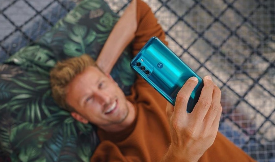 Poznaj moto g100 – najszybszą Motorolę w historii i desktop zarazem