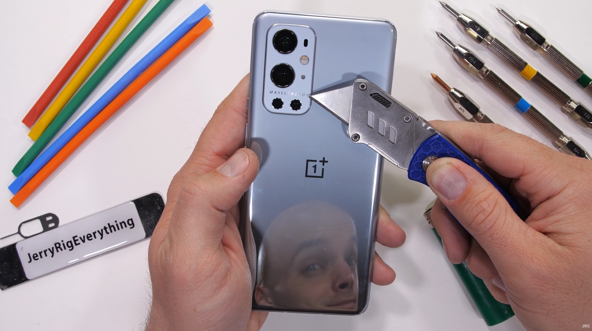 OnePlus 9 Pro na torturach u Zacka z JerryRigEverything