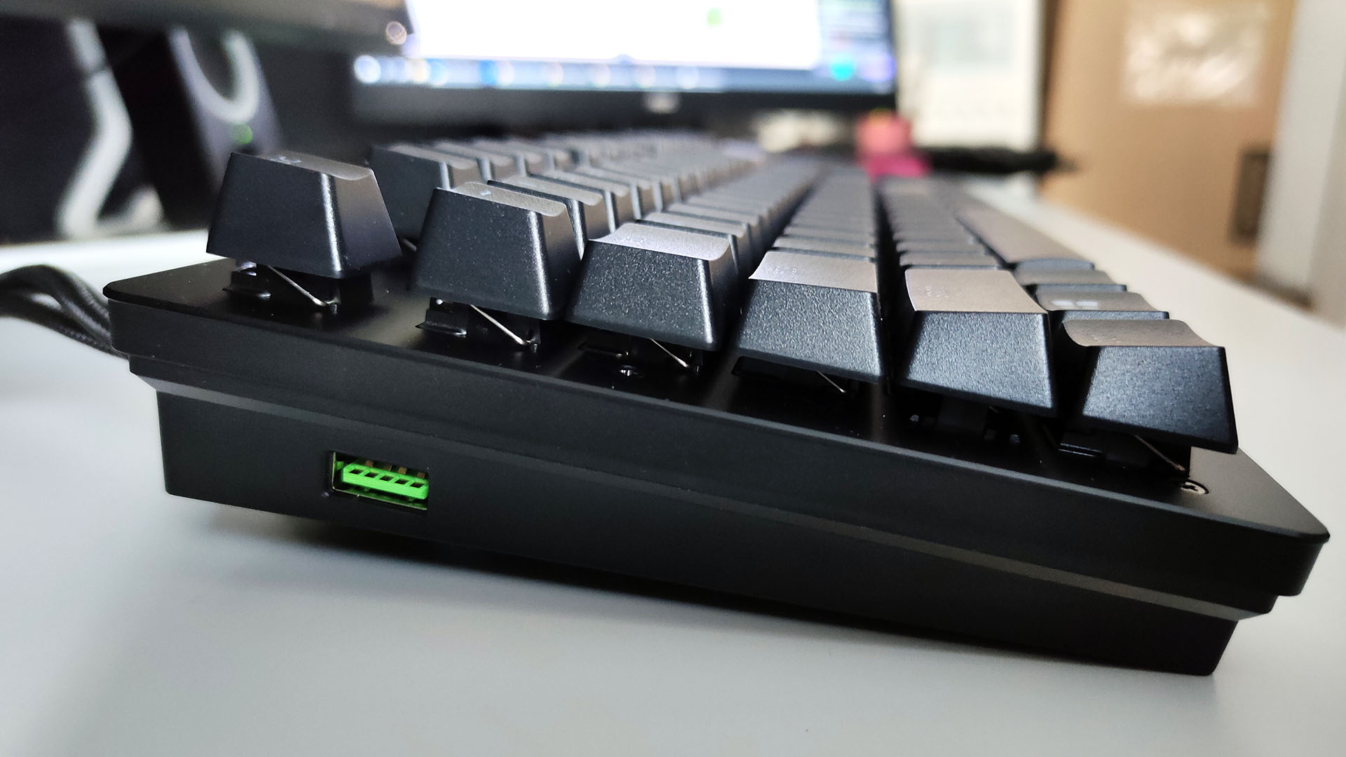 Razer Huntsman V2 Analog test klawiatury, która wyprzedza swoje czasy