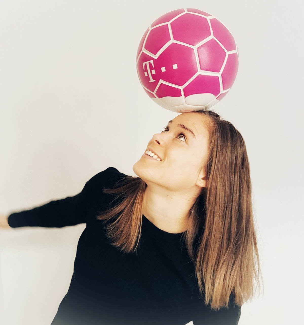 Ewa Pajor, gwiazda kobiecej piłki nożnej, ambasadorką T-Mobile Polska
