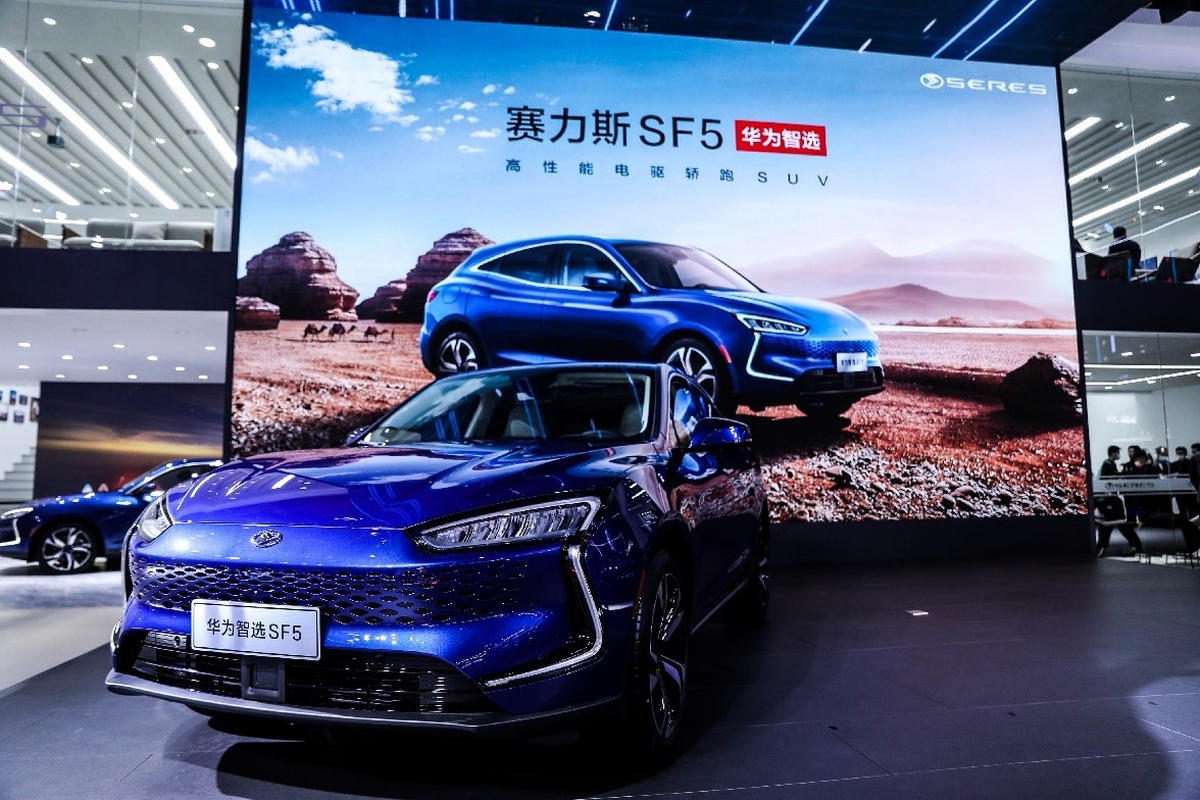 Huawei rozpoczyna w Chinach sprzedaż samochodu elektrycznego ze swoją technologią