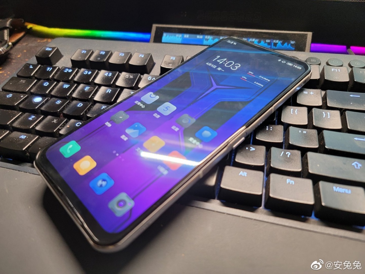 Lenovo Legion 2 Pro na zdjęciach. Widać na nich wbudowany wentylator