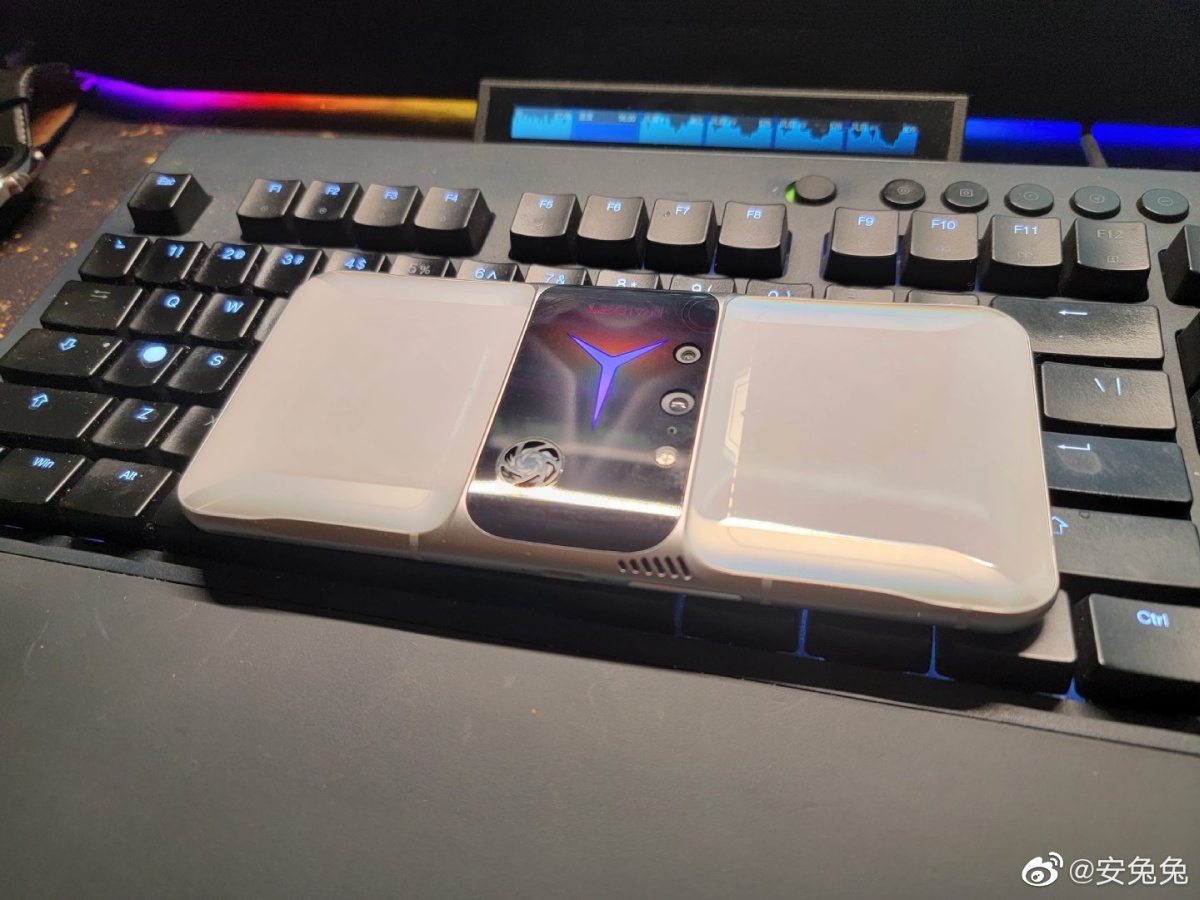 Lenovo Legion 2 Pro na zdjęciach. Widać na nich wbudowany wentylator