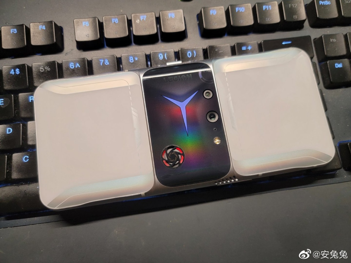Lenovo Legion 2 Pro na zdjęciach. Widać na nich wbudowany wentylator