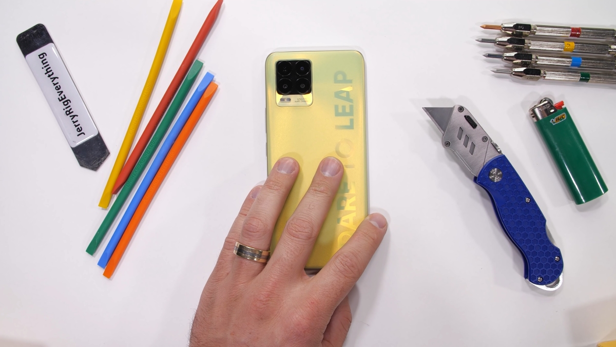 Realme 8 Pro przetrwał tortury Zacka z JerryRigEverything