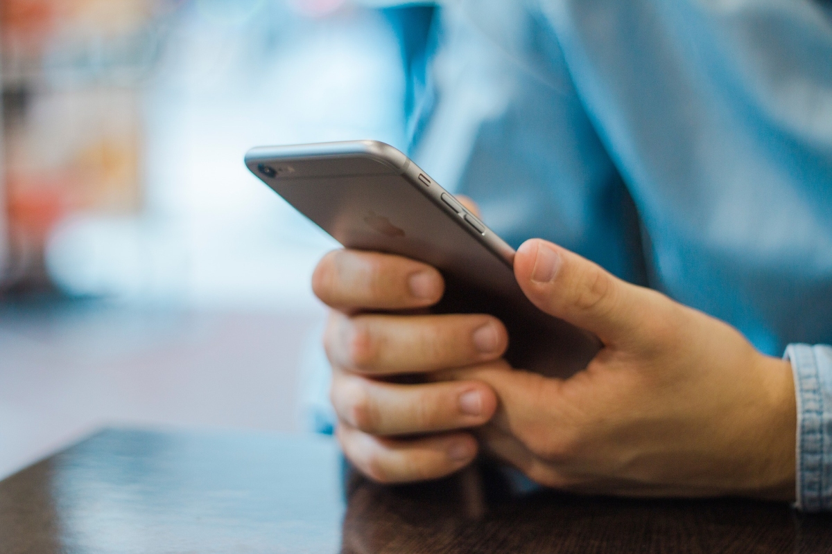 Kupujesz online? Uważaj na SMS-y od przestępców podszywających się pod firmy kurierskie