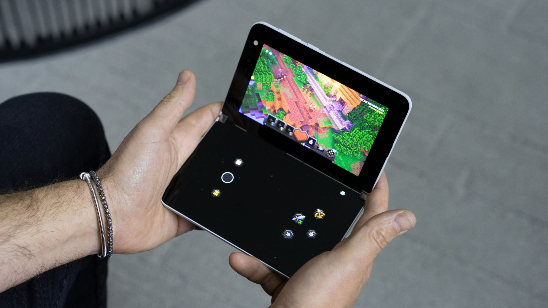 Microsoft zmienił Surface Duo w przenośną konsolę Xbox