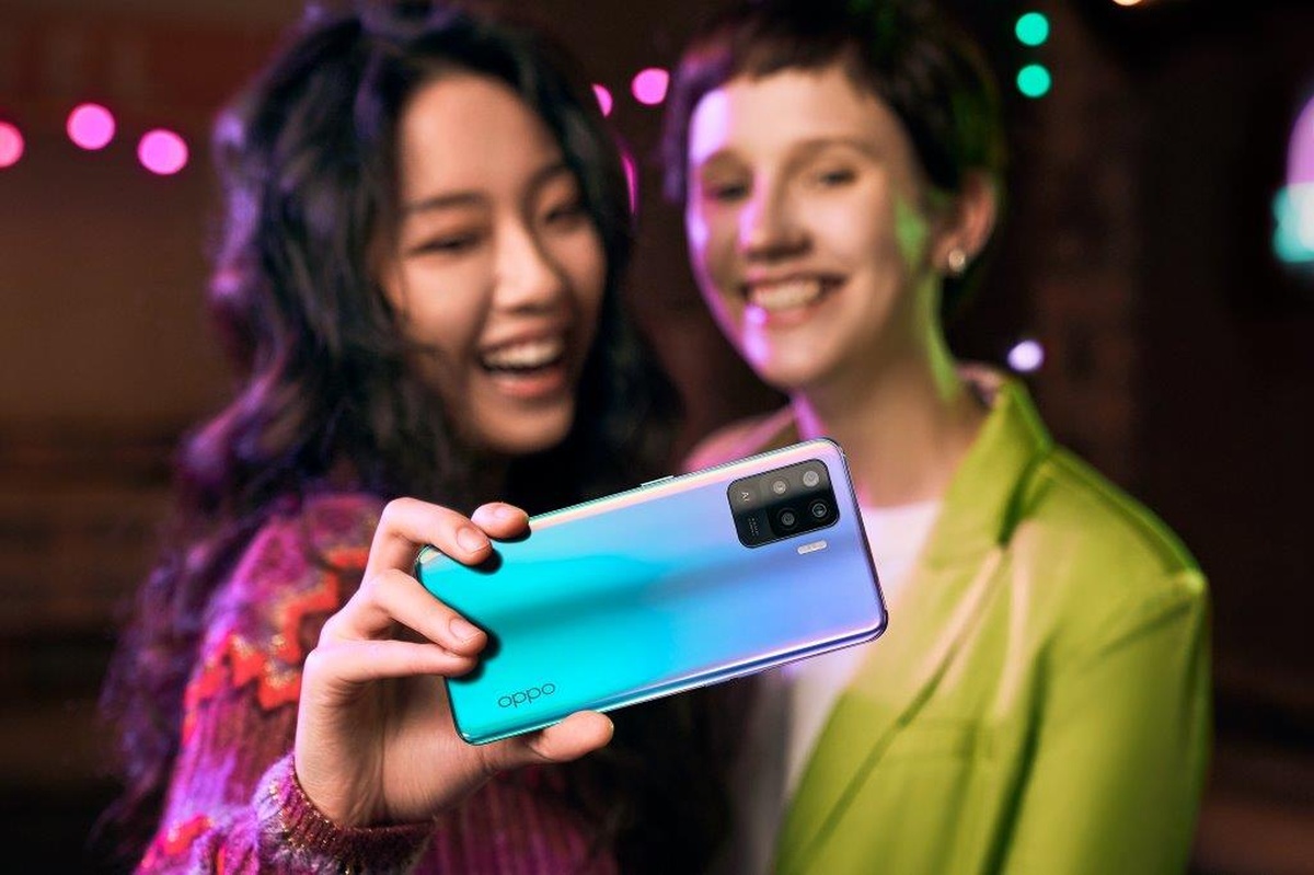 Oppo na Dzień Dziecka: Reno5 Lite z opaską i słuchawkami w niższej cenie