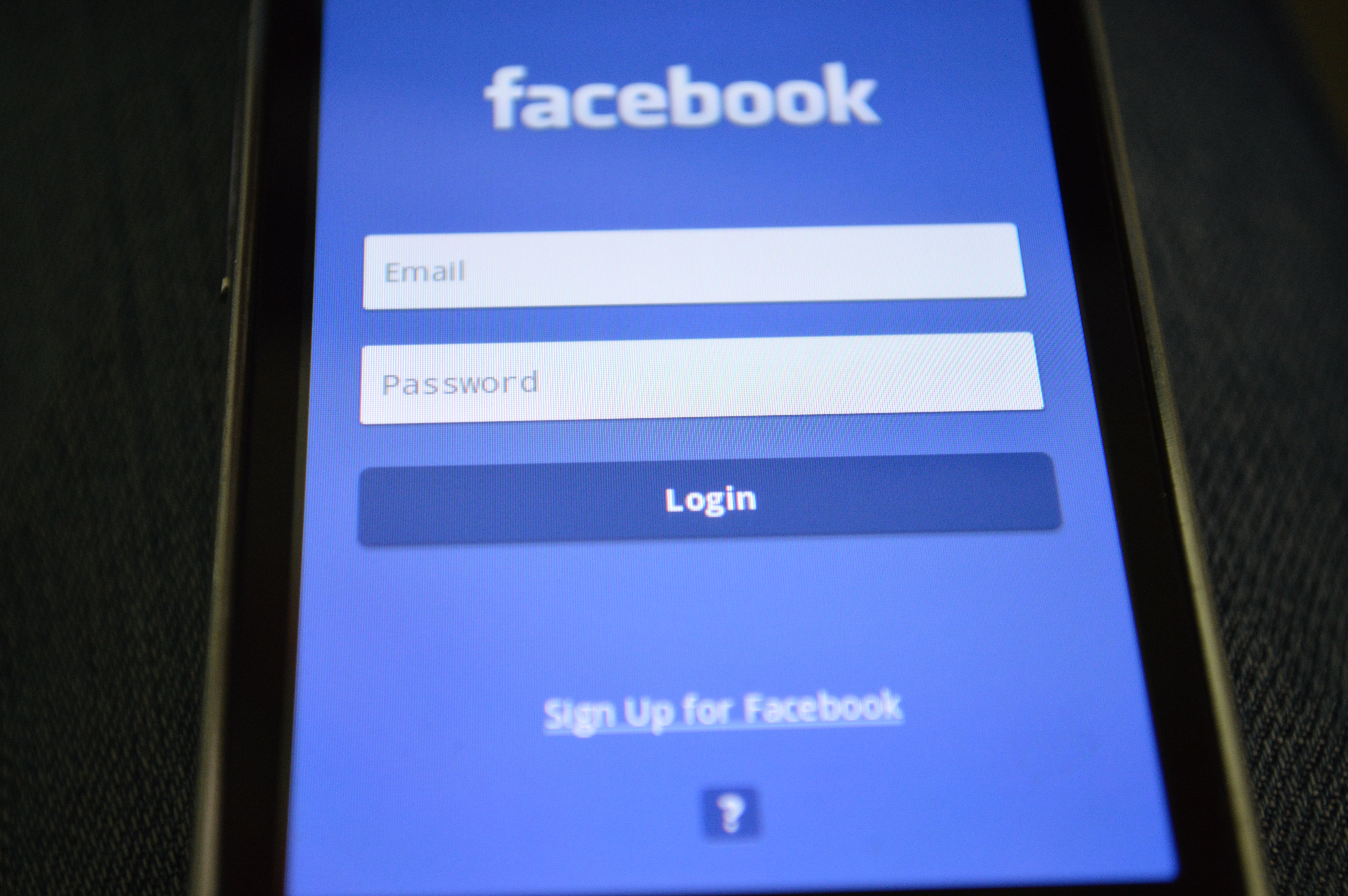 Masz Facebooka? Byle złodziej może dostać się do Twojego smartfonu