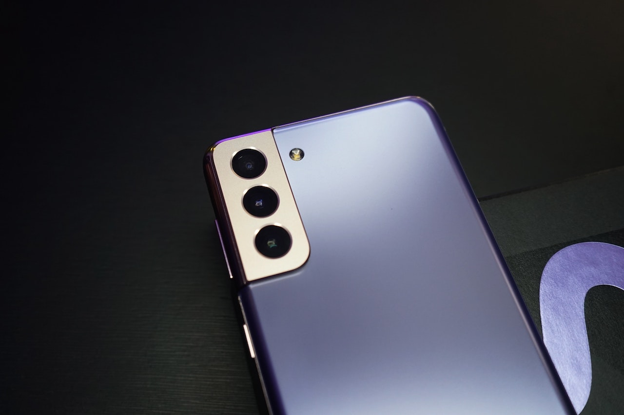 Android 12 na Samsungach już niebawem. Wiemy, które modele będą pierwsze