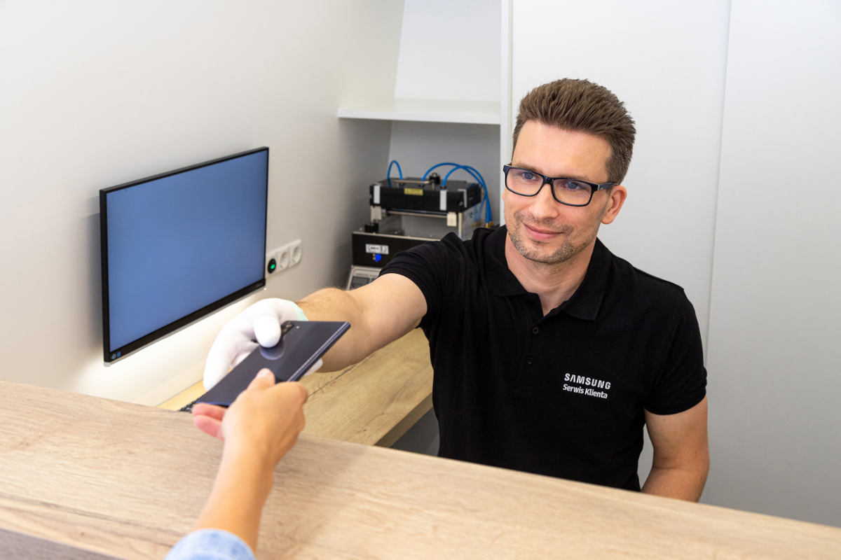 Samsung podjedzie pod Twój dom i naprawi zepsuty smartfon