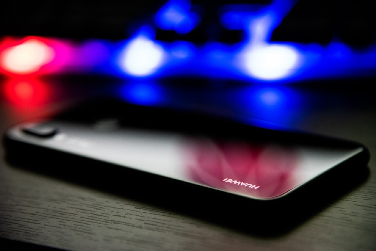 Huawei szykuje smartfon z aparatem pod wyświetlaczem