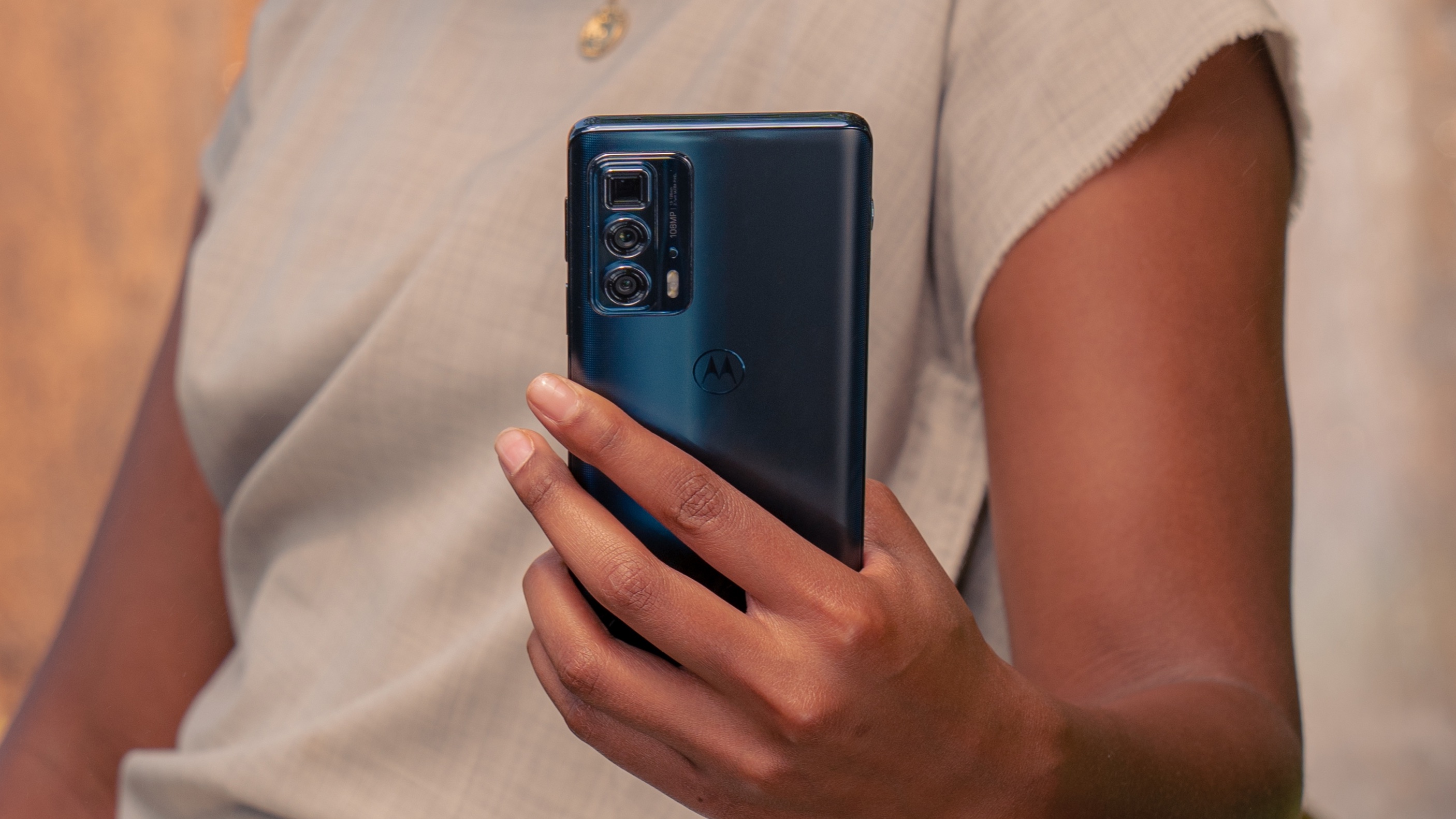 Motorola edge 20 pro zaskakuje: zoom 50x zamiast zakrzywionego ekranu