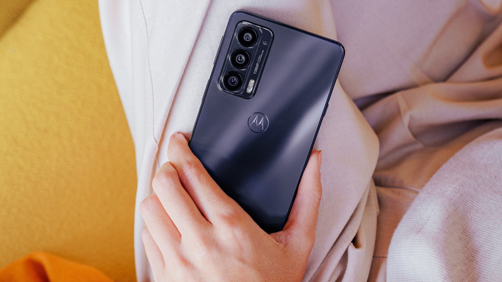 Motorola edge 20 pro zaskakuje: zoom 50x zamiast zakrzywionego ekranu