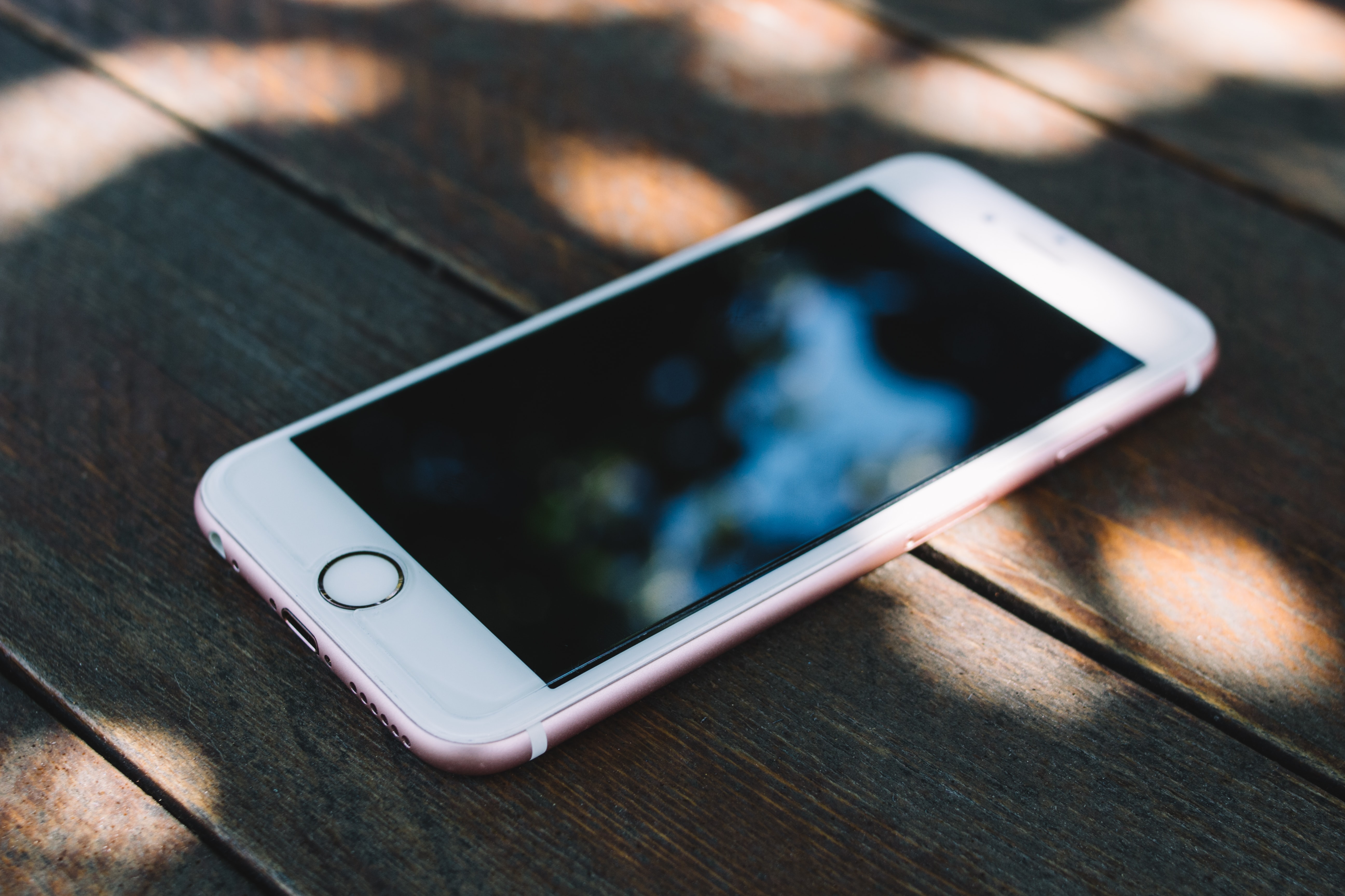 Apple ich znienawidzi. Stary iPhone przyśpieszony prostym trikiem