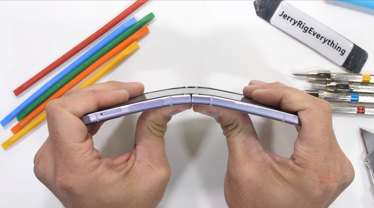 Czy Galaxy Z Flip3 złamie się po wygięciu? Sprawdził to JerryRigEverything