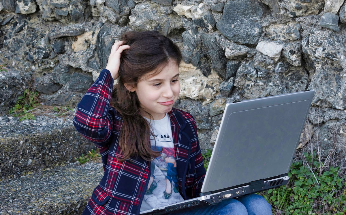 Są tu dzieci z rodzin pracowników PGR? Rząd rozda Wam komputery z internetem