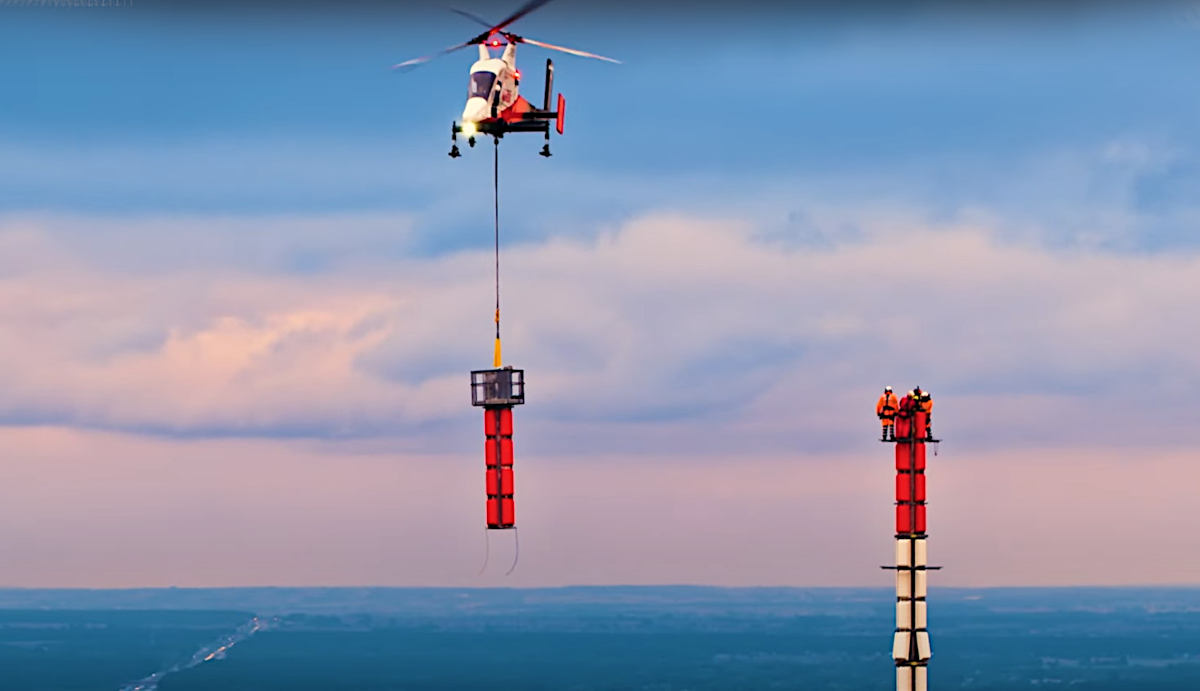 Refarming pasma 700 MHz. Spektakularna akcja w Rykach z wykorzystaniem śmigłowca