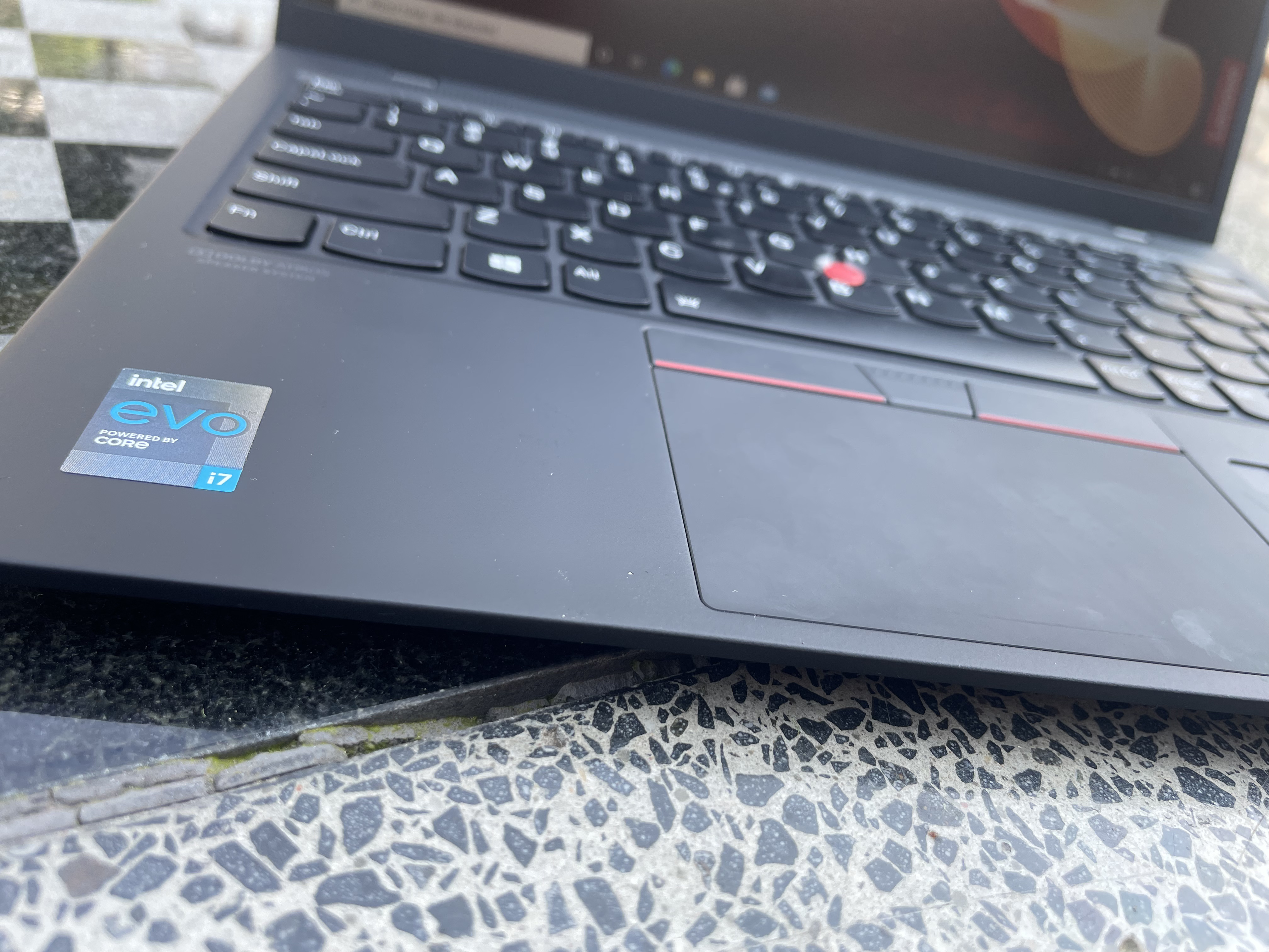 Ultralekki laptop z eSIM o ogromnych możliwościach. Nie, to nie jest oksymoron