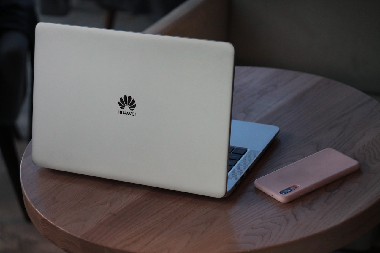 Huawei już ma masę problemów, a może mieć kolejny. Z komputerami