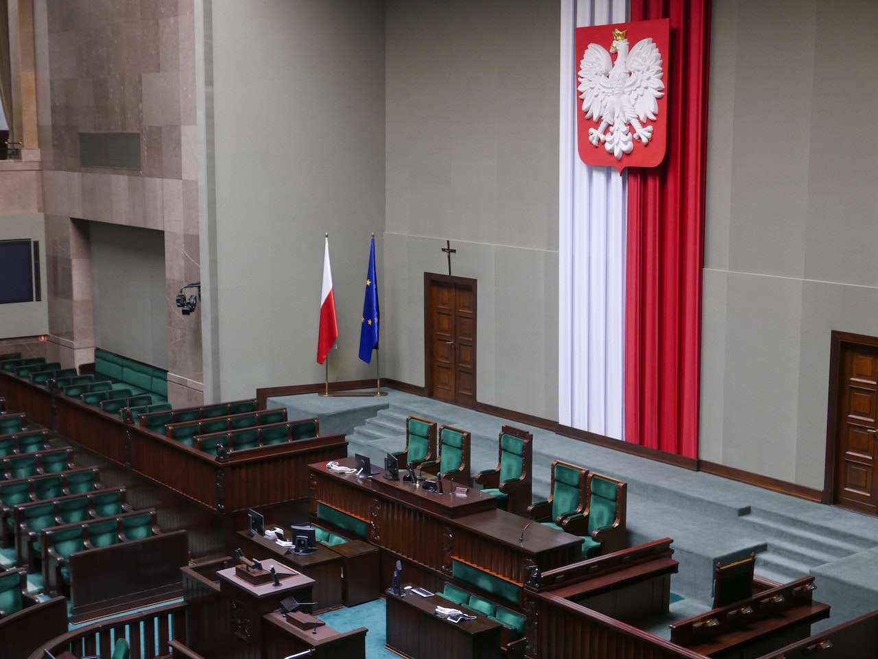 PiS jak obnażony. Numery telefonów polityków trafiły do sieci