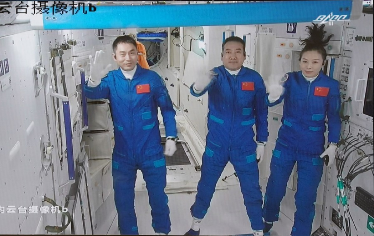 Chińscy kosmonauci dotarli do chińskiej stacji Tiangong
