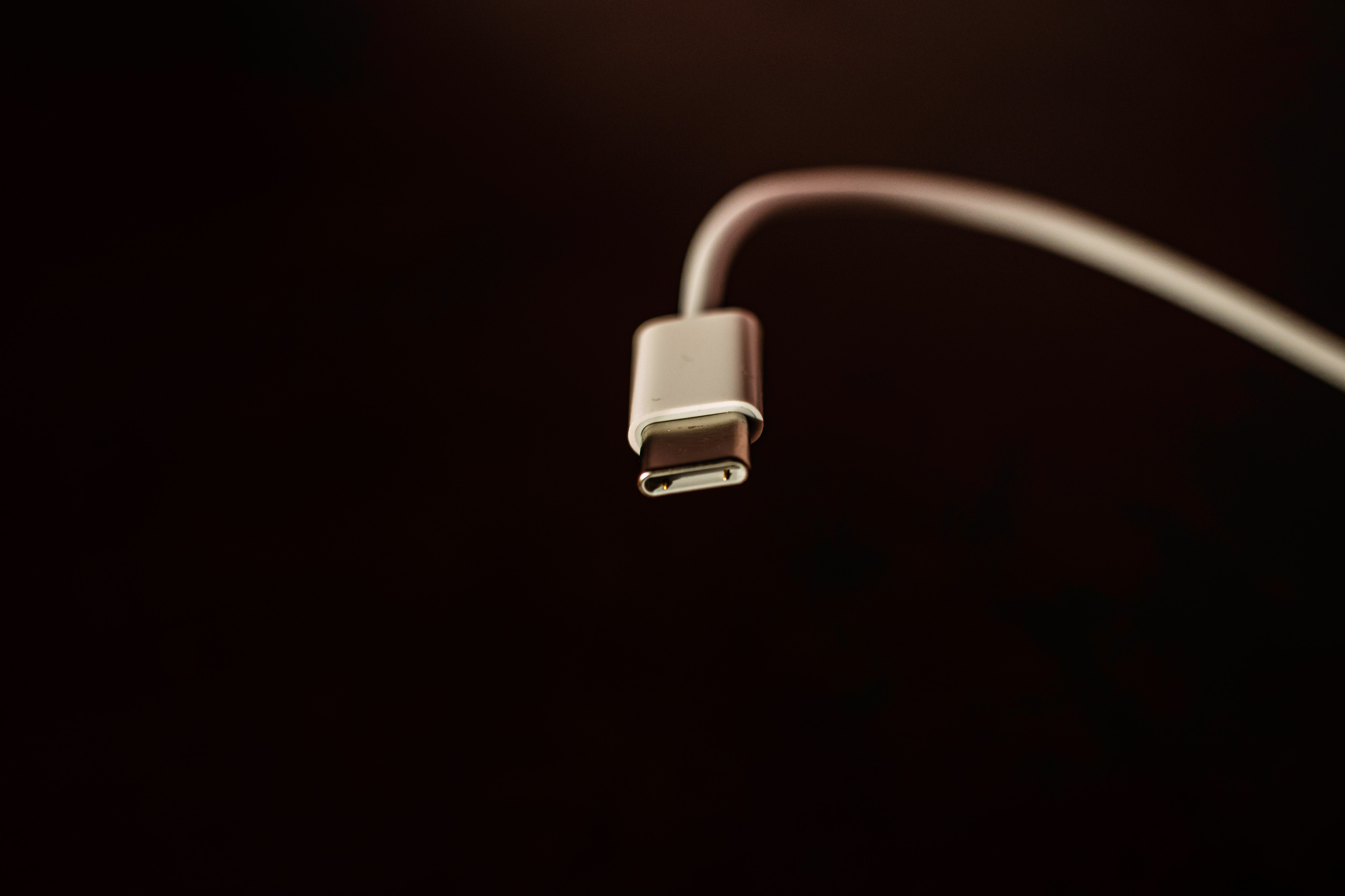 Jaki kabel USB-C 240W? Oto, czego szukać w sklepach