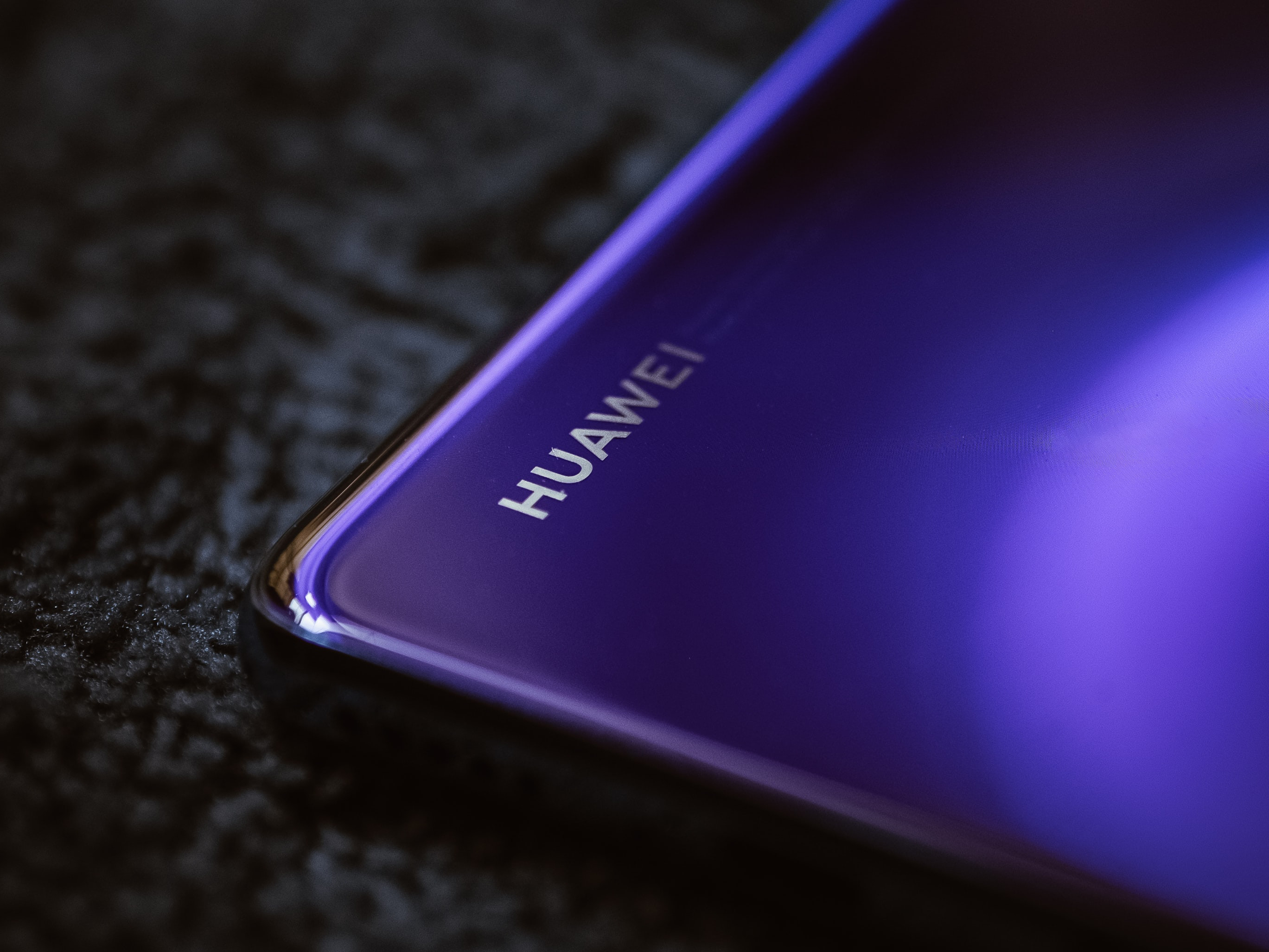 Huawei ogłosił, że będzie rozdawać smartfony za darmo. Wywołał burzę