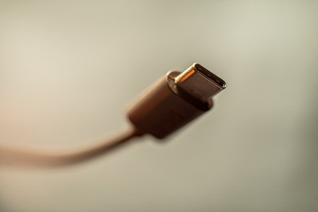 Uniwersalna ładowarka UE to technologiczny staroć. Ekspert krytykuje