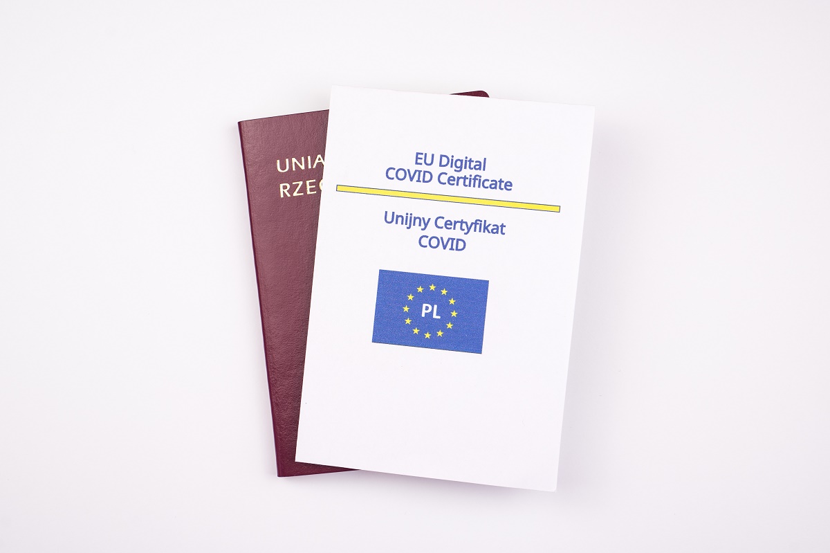 Paszport covidowy będzie ważny krócej. Chce tego Komisja Europejska