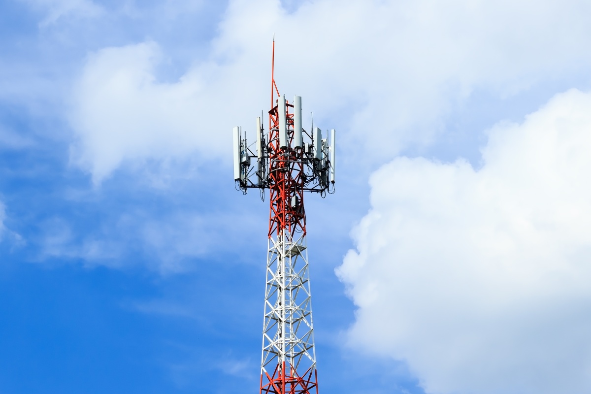 Play podłączy kolejne stacje bazowe do światłowodu Fiberhost