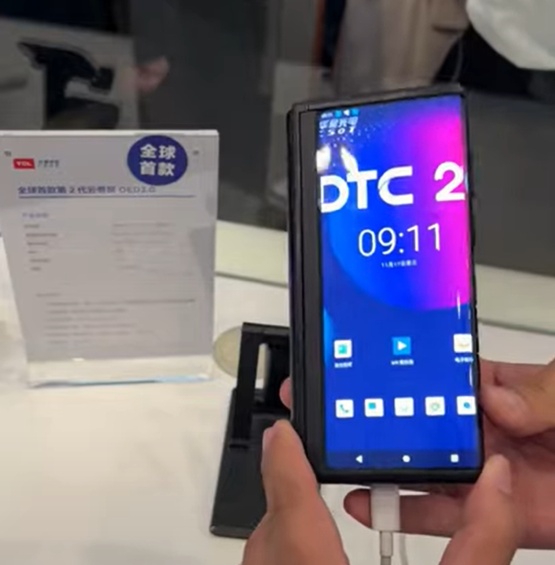 TCL prezentuje smartfon, który się składa i zwija